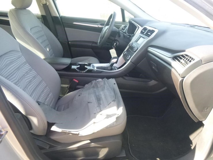 2016-ford-fusion-hybrid-sedan-image-17