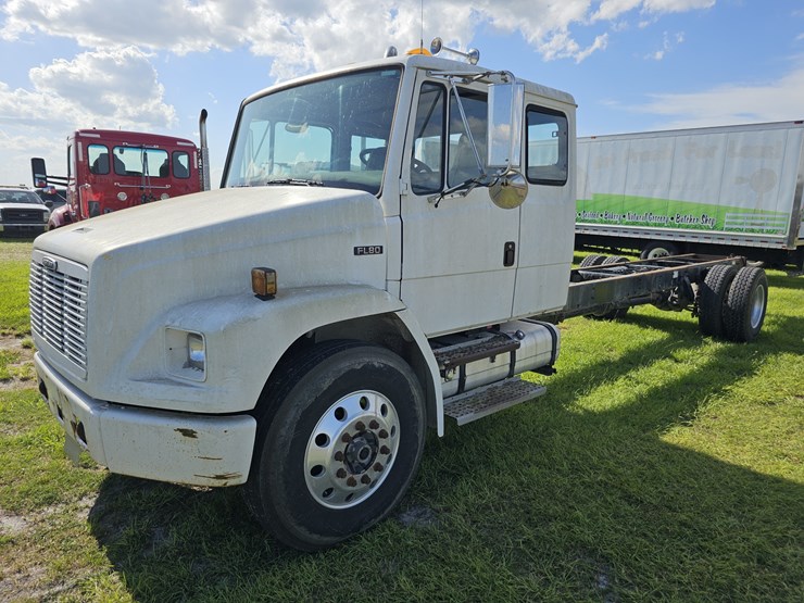 2001-freightliner-fl80-image-2