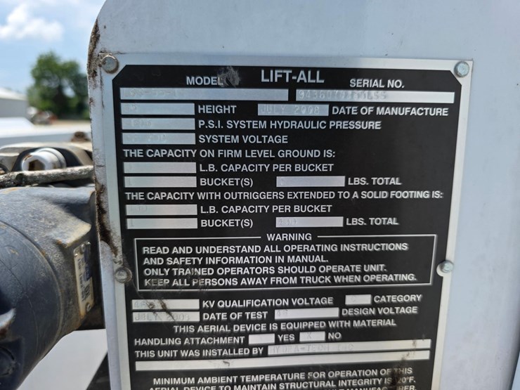 f750-bucket-truck-image-21