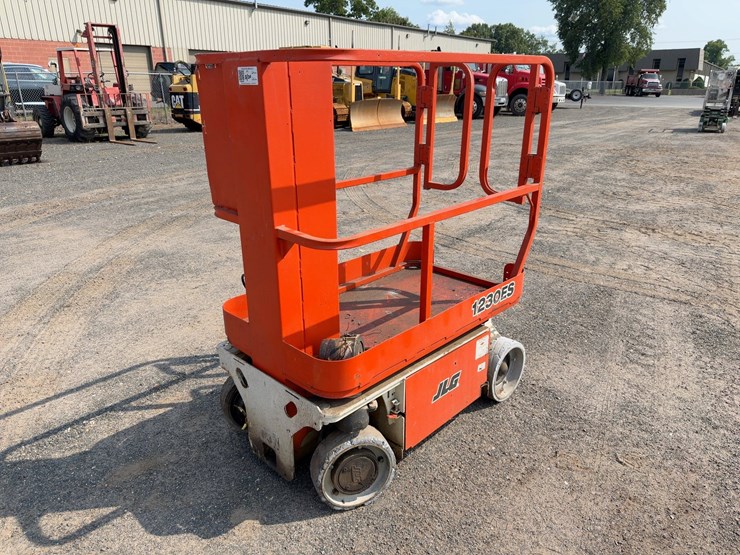 2007-jlg-1230es-image-1