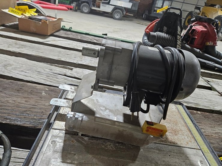 #215-•-tile-saw-with-gear-reduction-motor-image-2