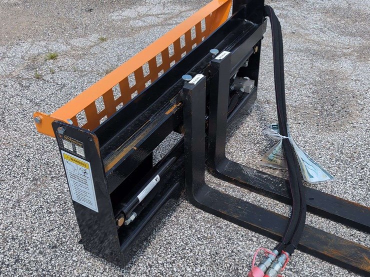 wolverine-skid-steer-pallet-fork-hydraulic-adjustable-pfa-11-3300g-image-2