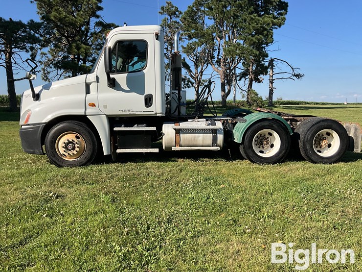2012-freightliner-cascadia-125-image-8