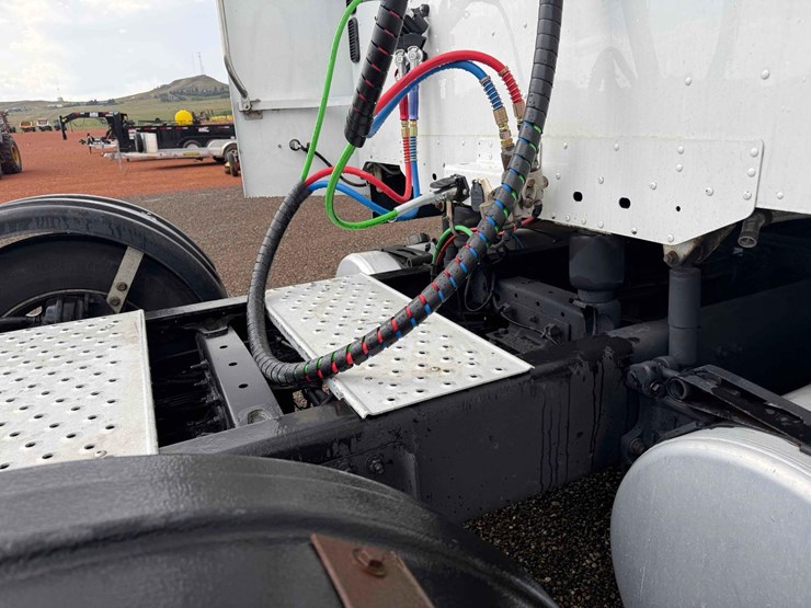 2018-freightliner-semi-image-13