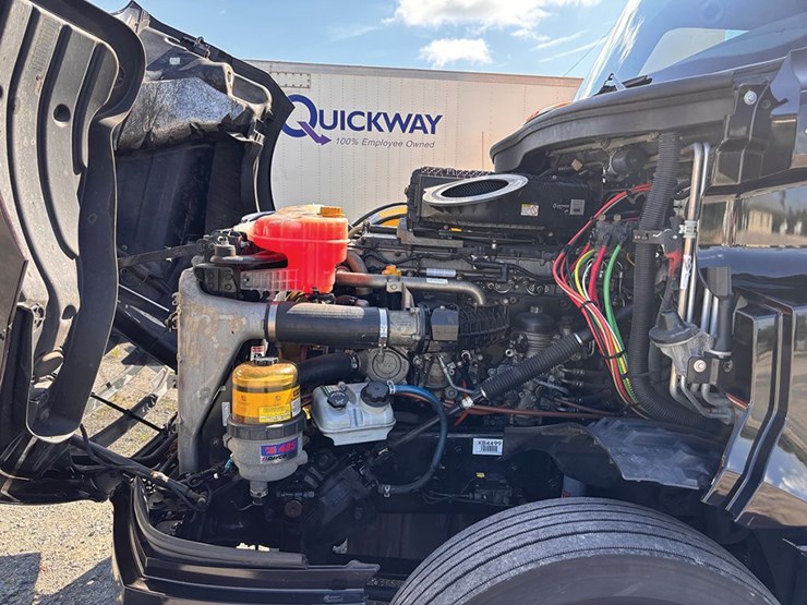 2019-freightliner-cascadia-126-image-6