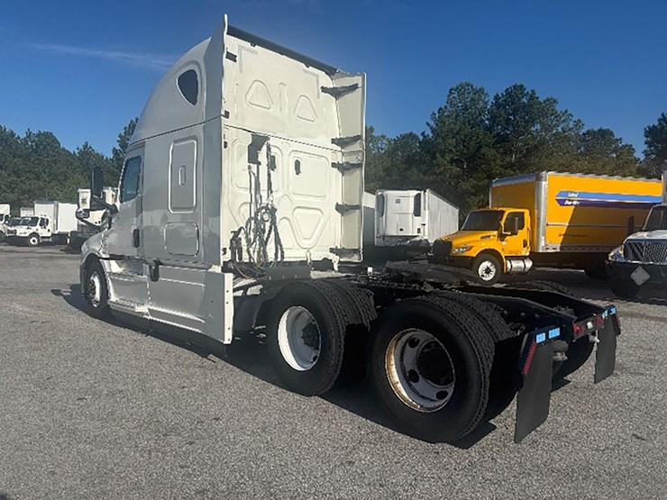 2022-freightliner-cascadia-126-image-2