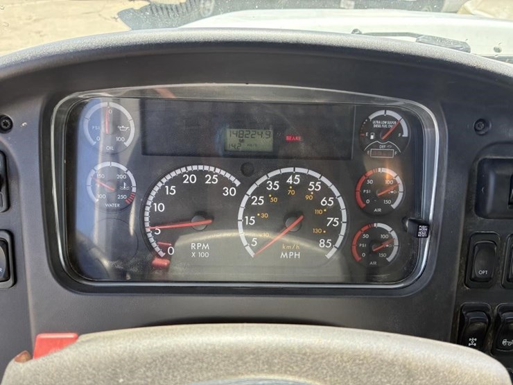 2013-freightliner-114sd-image-22