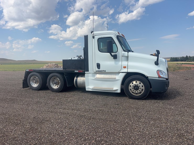 2016-freightliner-cascadia-125-flatbed-truck-image-4