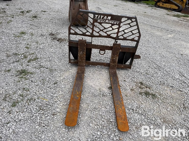 titan-machinery-pallet-forks-image-2
