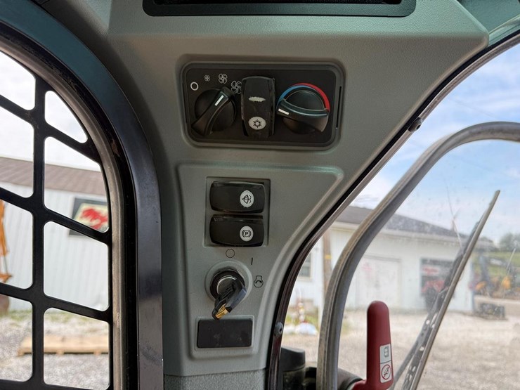 2016-caterpillar-299d2-xhp-image-23