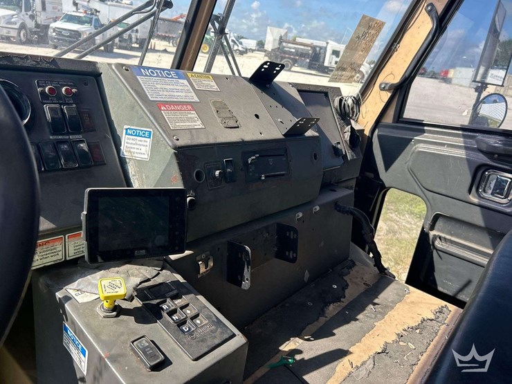 2012-crane-carrier-co.-low-entry-t/a-loadmaster-rear-loader-garbage-truck-image-20