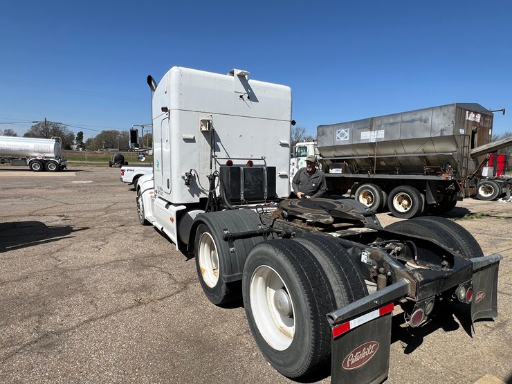 2011-peterbilt-386-image-8