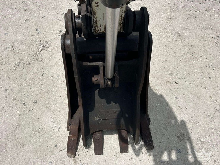 2022-takeuchi-tb225-image-16