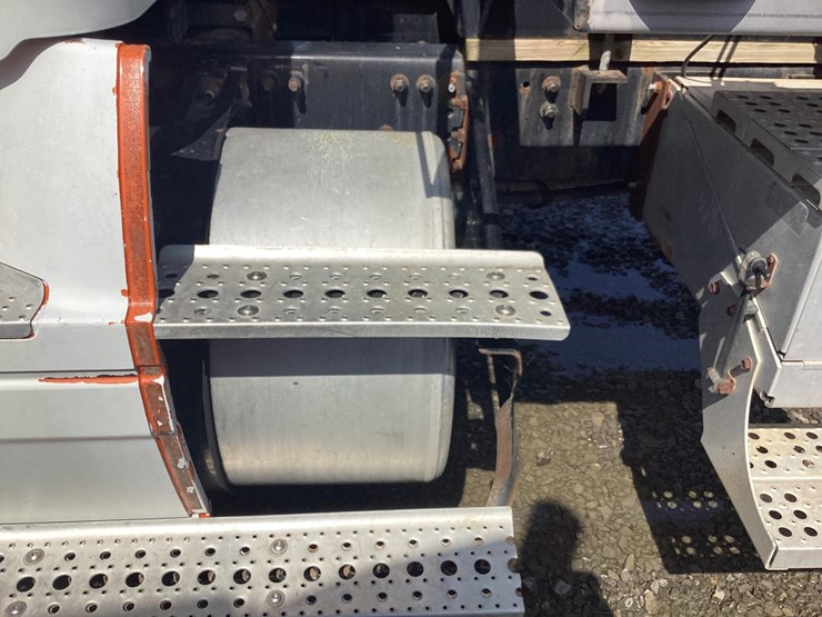 2006-freightliner-cst-120-tender-truck-image-19