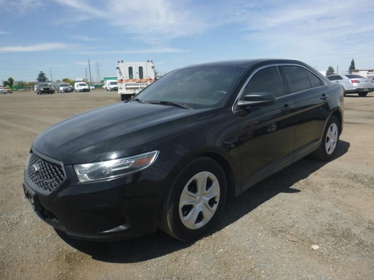2015-ford-taurus-sedan-image-1