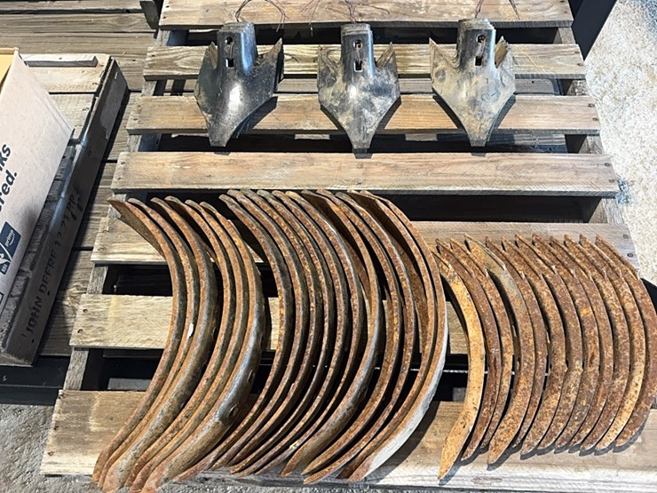 jd-chisel-plow-twisted-shovels-image-1