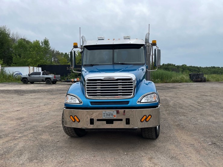 #141-•-2007-freightliner-cascadia-dump-truck-(has-wi-title)-(denmark,-wi)-image-2