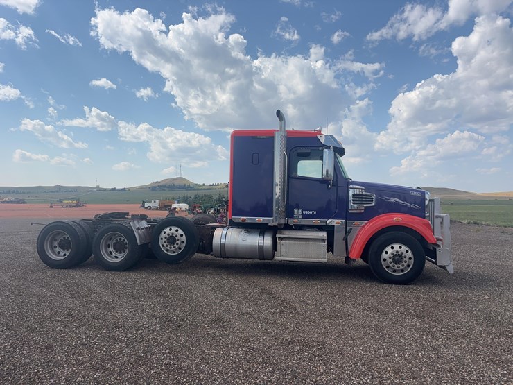 2015-freightliner-122sd-semi-image-4