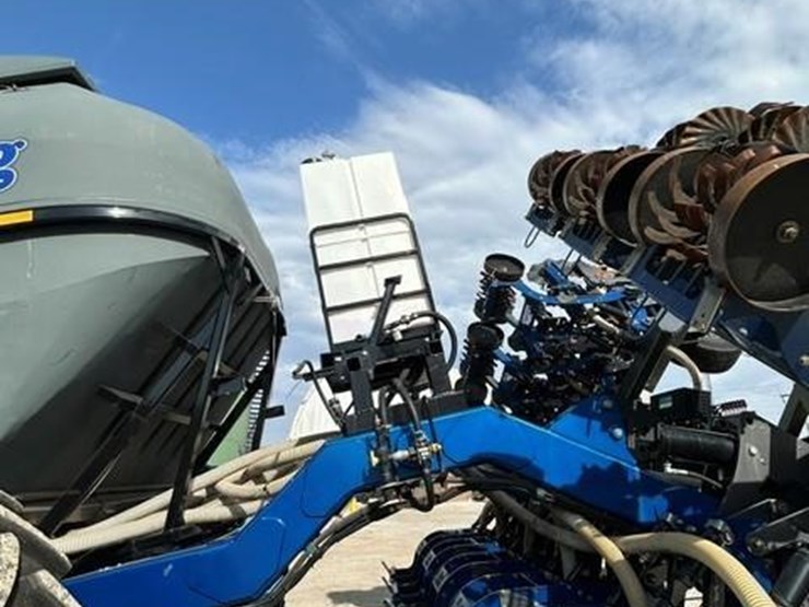 aguru-12-row-strip-till-bar6430-vertical-fold-toolbar-400-series-rowcrop-chassis-9t-montag-tank-image-9
