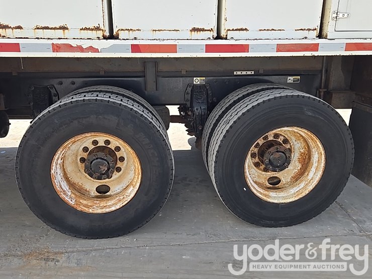 2012-peterbilt-348-image-11
