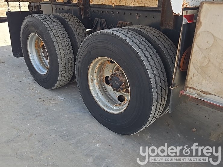 2000-peterbilt-357-image-14