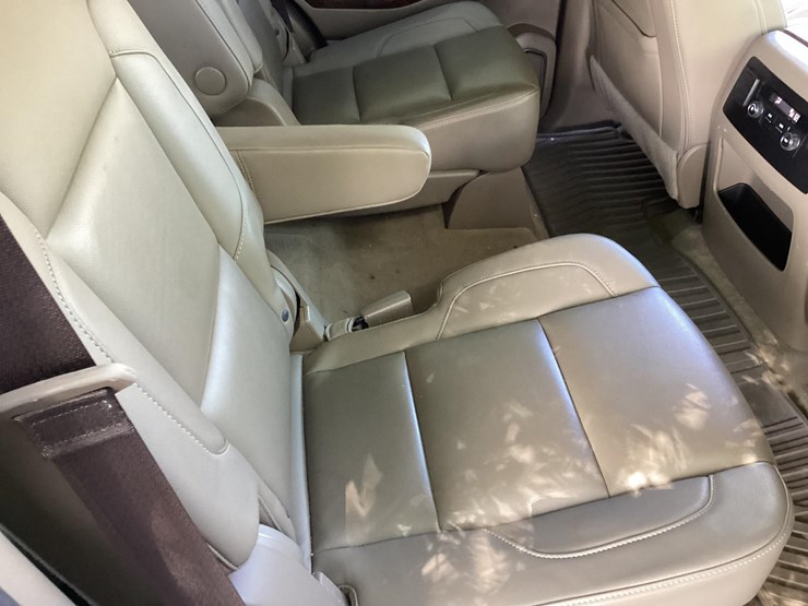 2017-chevrolet-tahoe-image-28