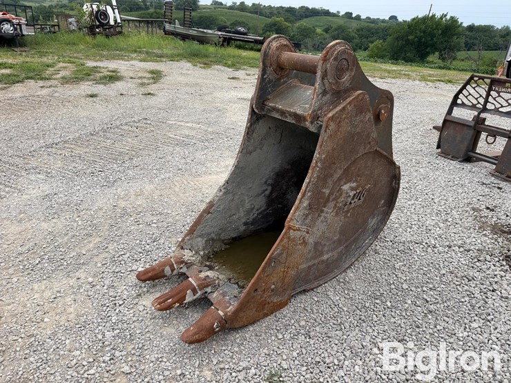 tag-24"-excavator-bucket-image-1