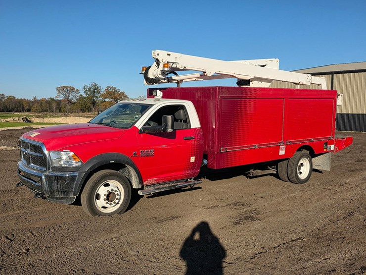 2017-ram-5500-bucket-truck-image-8