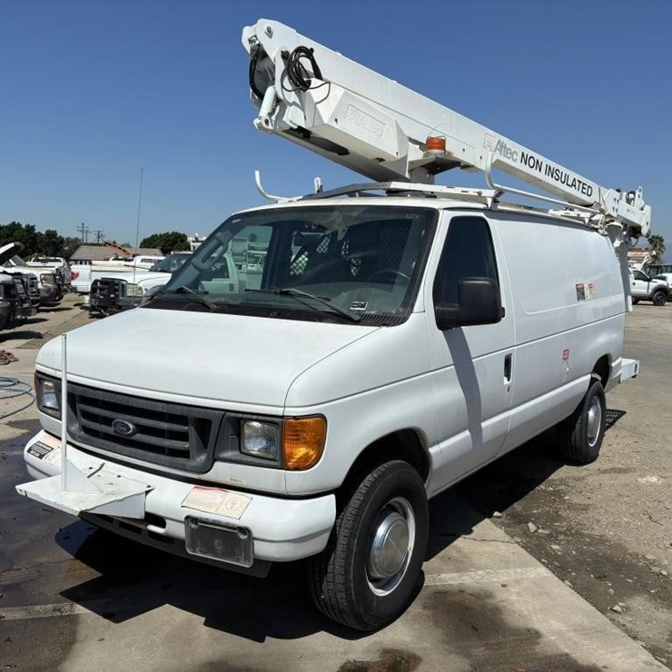 2005 FORD E350 SD