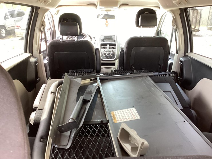 2014-dodge-grand-caravan-image-48