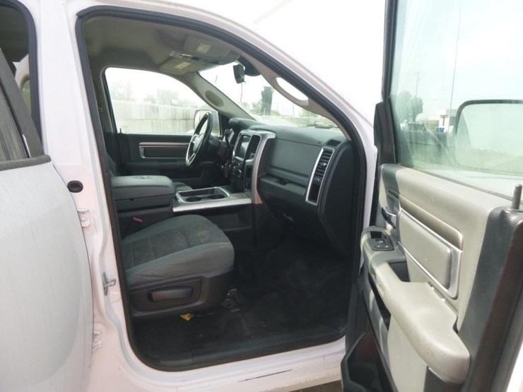 2016-dodge-ram-3500-image-19