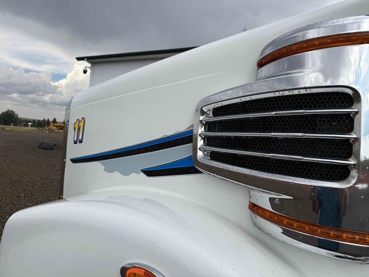 2018-freightliner-semi-image-26