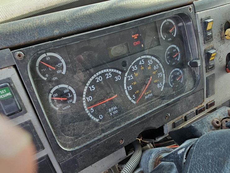 2001-freightliner-fl80-image-12