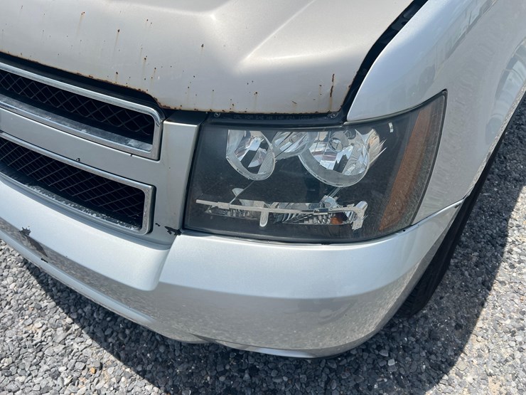 2012-chevrolet-suburban-image-9
