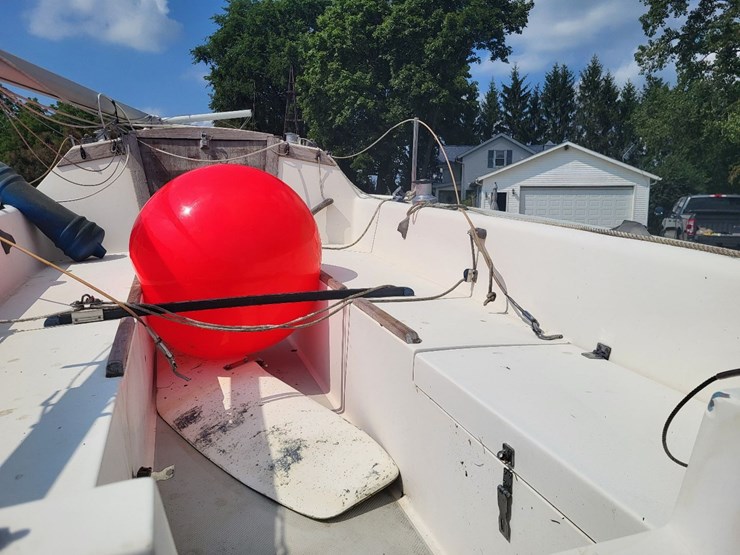 capri-sailboat-w/-single-axle-bumper-trailer-and-johnson-sailmaster-motor-image-45