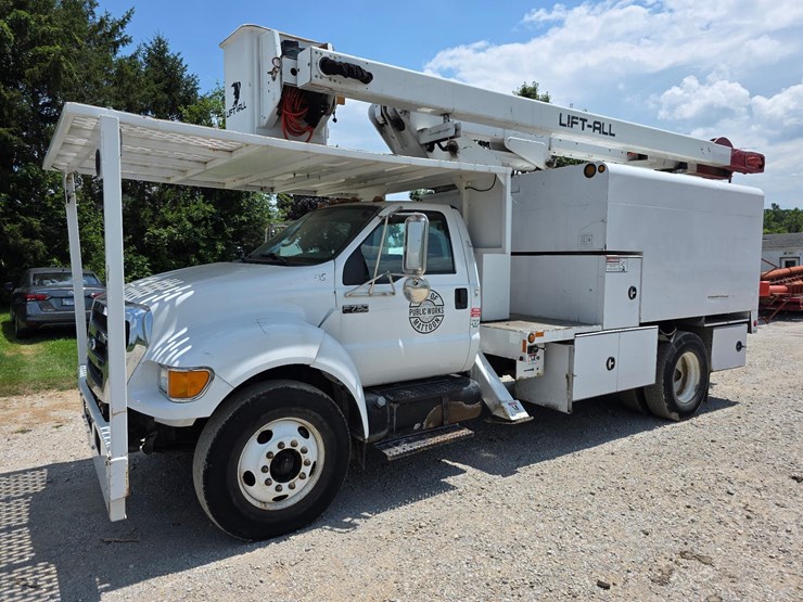f750-bucket-truck-image-1