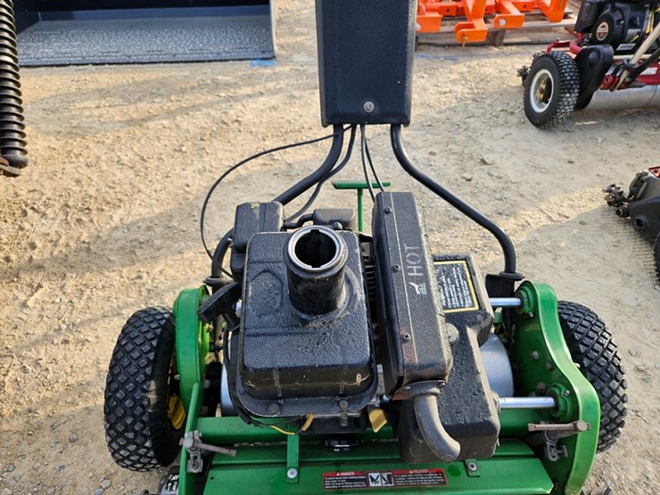 john-deere-220-image-10