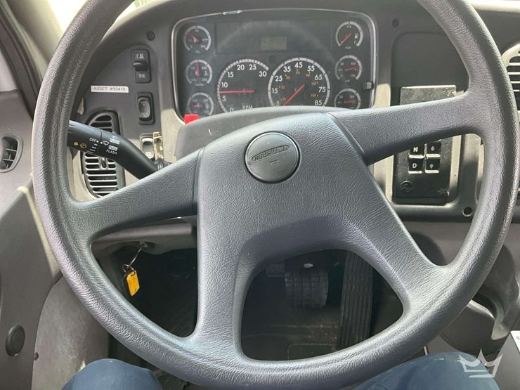 2003-freightliner-m2-106-image-16
