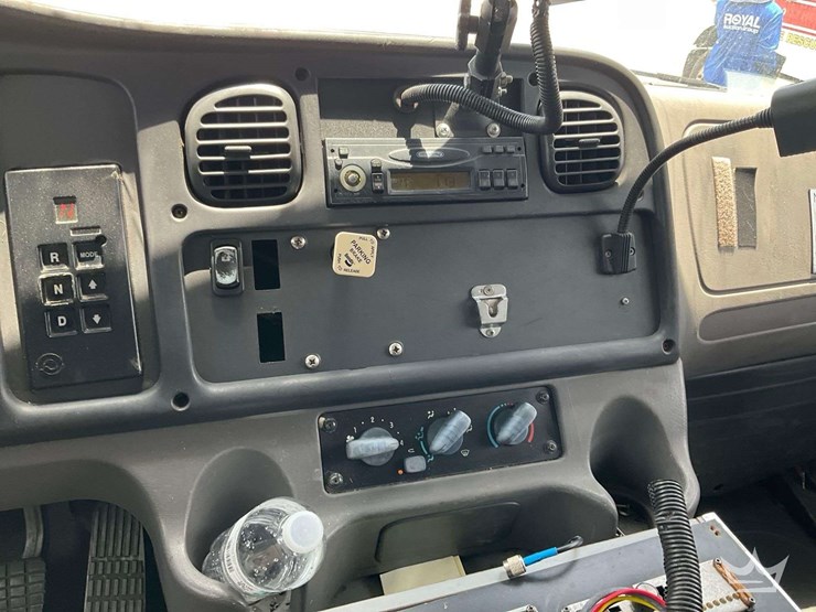 2004-freightliner-m2-106-image-19