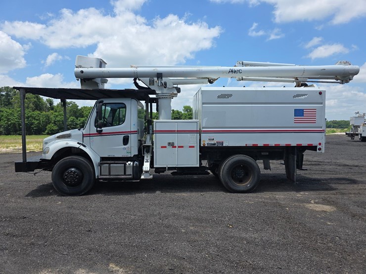 freightliner-bucket-truck-image-3
