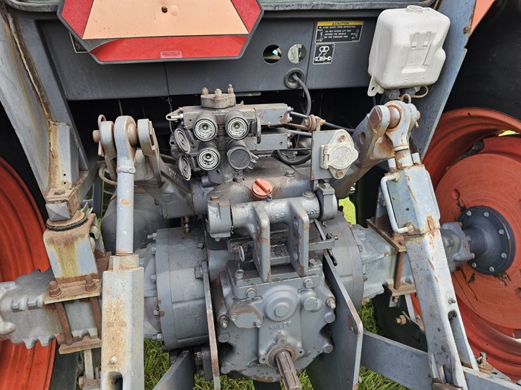 2015-kubota-m108s-image-6