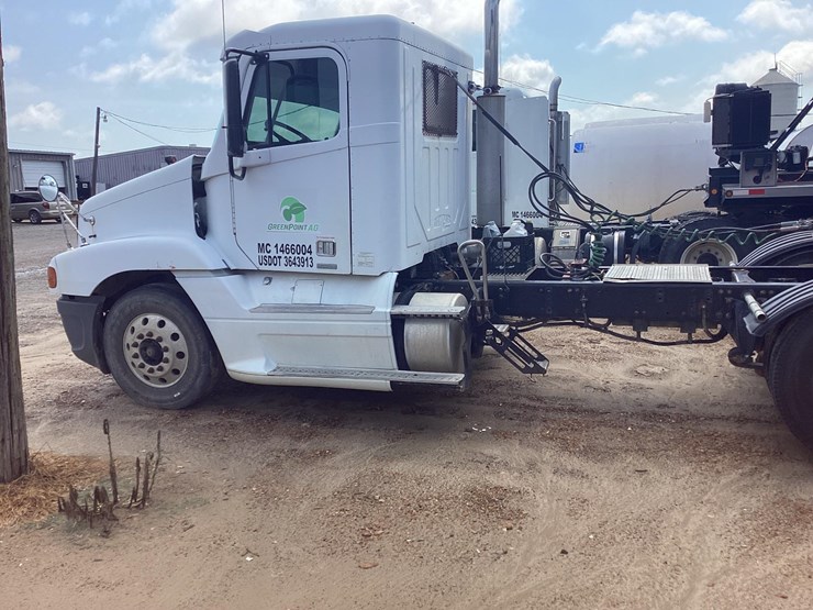 2006-freightliner-cst120-image-21