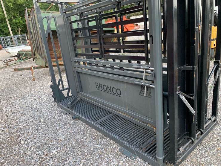 nt-bronco-squeeze-chute-image-3