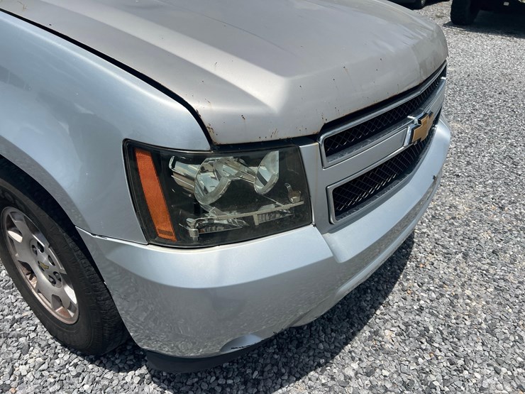 2012-chevrolet-suburban-image-11