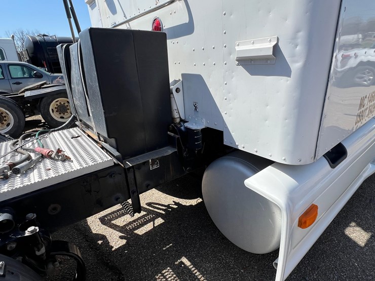2011-peterbilt-386-image-36