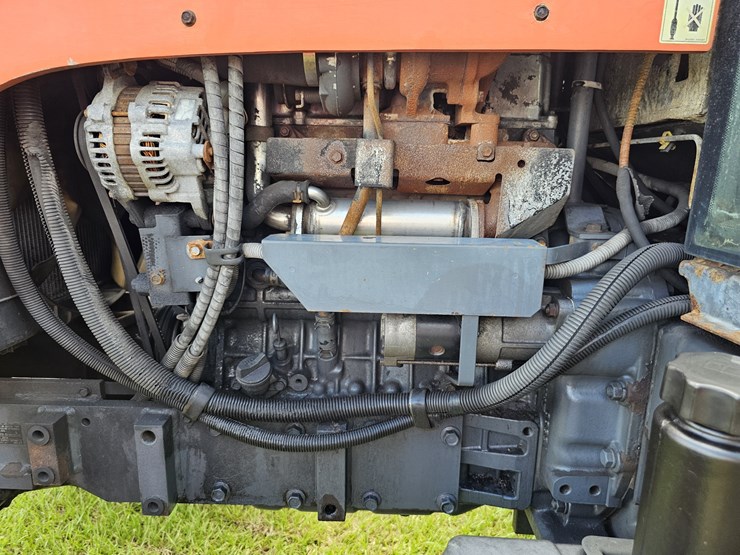 2015-kubota-m108s-image-10