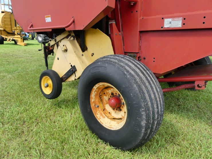new-holland-br740-image-5