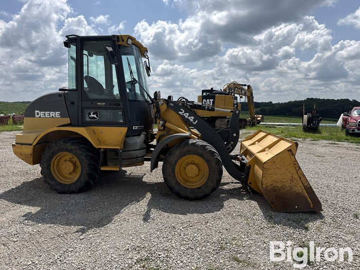 2014-deere-244j-image-4