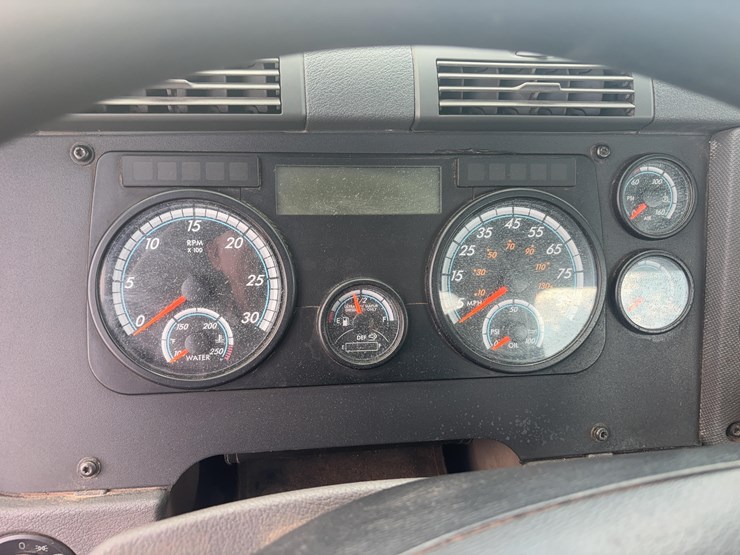 2016-freightliner-cascadia-125-flatbed-truck-image-28