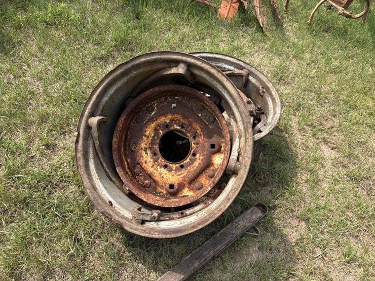 allis-chalmers-d15-rear-wheel-rims---rough-shape-image-2